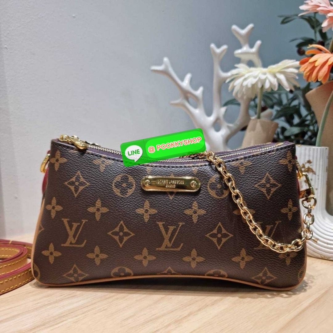 🔆 Model LV liv pochette 🔆 Details ยังคงมีความเป็นเอกลักษณ์ ดีไซน์ลวดลายโมโนแกรมเรียบหรู กับกระเป๋าทรงสวยจากเคาน์เตอร์ dutyfree สวยจับต้องได้ เก๋มากๆ เพลทโลโก้สีทองโดดเด่น มาพร้อมสายสะพายถึง 2 แบบ สายโซ่และสายหนัง ที่สามารถปรับใช้สร้างลุคได