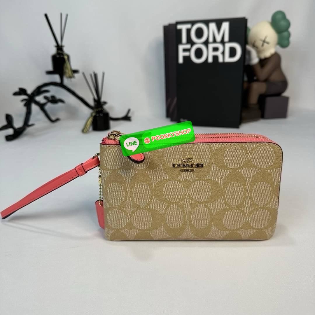 กระเป๋าคล้องมือ COACH 87591 DOUBLE CORNER ZIP WRISTLET IN SIGNATURE CANVAS (COACH 87591 ） กระเป๋าคล้องมือ2เซิปใหญ่ ลายCหนังและ ด้านในเป็นผ้า แบ่งเป็นช่องเล็กๆใส่เหรียญใส่แบงค์ใส่บัตร แล้วแต่จะใส่มีหลายช่อง ใส่โทรศัพท์ได้ทุกรุ่นพร้อมสายคล้องมือ