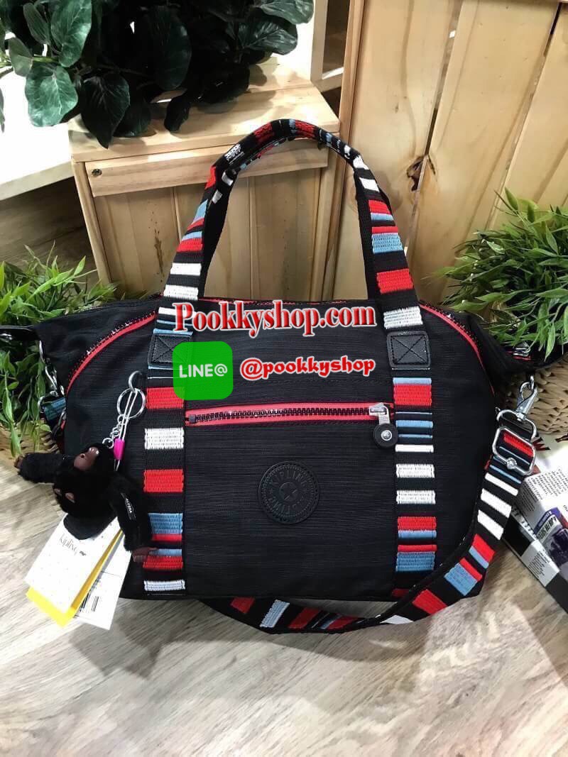 พร้อมส่ง NEW! KIPLING ART NYLON HANDBAG กระเป๋าถือหรือสะพายรุ่นแนะนำวัสดุ Nylon+Polyester100% น้ำหนักเบา โดดเด่นที่สามารถรูดซิปมุมกระเป๋าเปลี่ยนทรงได้ไม่จำเจ มีหูหิ้วสะพายไหล่เเละสายยาว crossbody เลื่อนปรับระดับได้ มือจับหูหิ้วเป็นหนังปั้มโลโก้ เปิดปิดด้ว