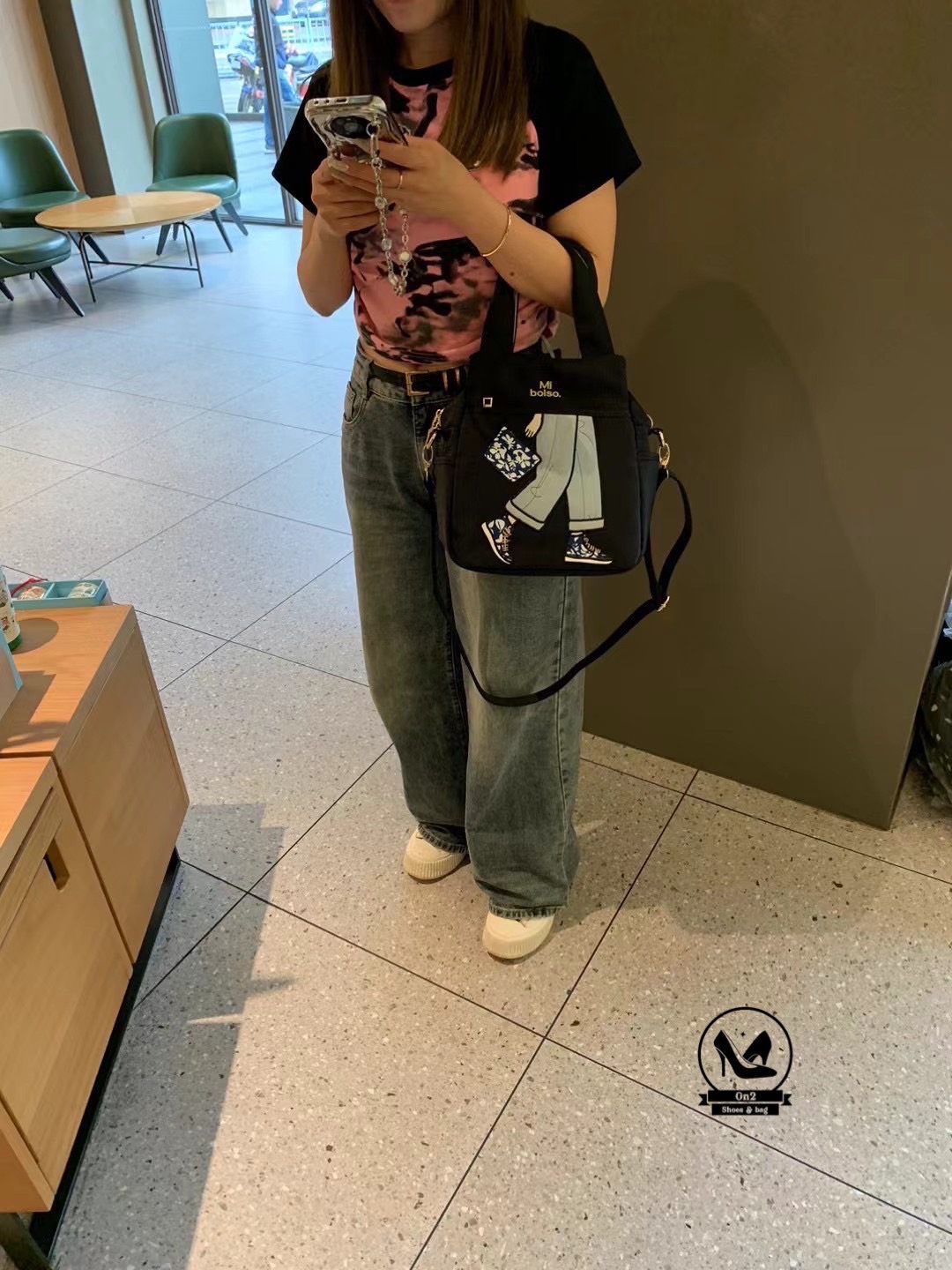 กระเป๋าเป้ได้ สะพายข้างได แบรนด์ miss zapatos วัสดุตัวกระเป๋าทำจากผ้ากันน้ำอย่างดี water proof อะไหล่สีเงิน ด้านบนเป็นปากซิป ด้านหน้า และด้านหลังมีช่องซิป ด้านข้างมีช่องใส่ของ งานจริงน่าใช้มาก สายกระเป๋าสะพายทำเป็นเป้ได้ หรือทำเป็น crossbody bag ก็ได้นะคะ