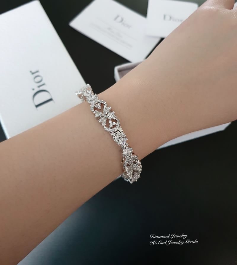 New Arrival !!!! Diamond Bangle กำไลเพชรรอบวงงานสวยมากกกกกทุกแบบค่ะ **เพชร CZ แท้** งานฝังเป๊ะมากกกกกกก หายากคะ ตัวเรือนมีน้ำหนักแต่ไม่หนักมากนะคะ ห้ามพลาดเลยสาวๆ ใส่ออกมาสวยแน่นอนคอนเฟิมคะ ใส่ออกมาสวยมว้ากกกกกกๆๆๆๆๆๆ เลอค่ามากๆค่ะ