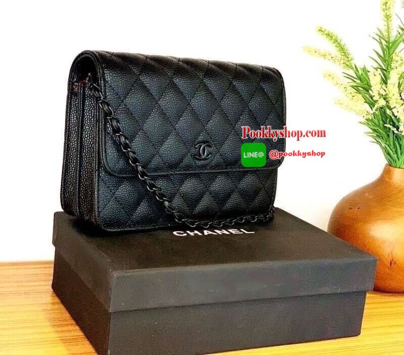 Chanel รุ่น Limited edition วัสดุหนังลายคาเวียร์ เนื้อนุ่ม อยู่ทรงคุณภาพดีตามแบบฉบับของแบรนด์ ขนาดกำลังดี น้ำหนักเบา ด้านหน้ามีโลโก้แบรนด์อะไหล่หรู มีช่องใส่บัตร ใส่ของจุกจิก เปิดปิดด้วยฝาปิดกระดุม มีช่องในบัตร ได้หลายใบ ตัวจริงสวยมากๆถูกใจรีบจองนะคะ Prem