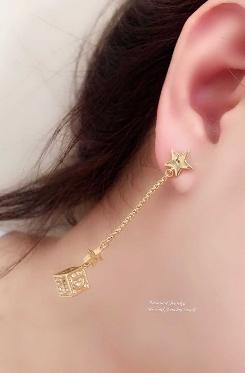 Super Hi-End Quality !!!!! ((งาน 1:1 เหมือนแท้ที่สุดในท้องตลาด)) Christian Dior Earring คอลล่าสุดค่ะงานอย่างใส่ออกมาน่ารักมากๆค่ะ มีแสตม Dior สวยเป๊ะ งานจิวสวยๆจาก Dior สาวกดิออพลาดไม่ได้เลยนะคะ ใส่ได้ตลอดไม่มีตกยุคคร๊าา อะไหล่สีทอง หรูหรา สาวๆห้ามพลาดเด็