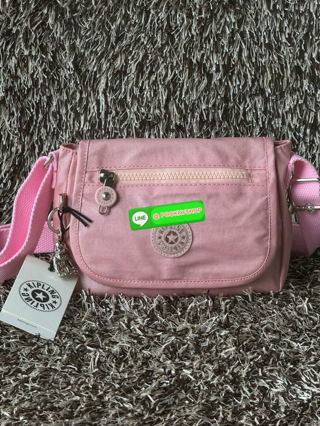 Kipling Sabian Crossbody Mini Bag (AC8280) เป็นอีกหนึ่งกระเป๋าขนาดกะทัดรัด สามารถจัดเก็บของได้เป็นระเบียบ และใส่สิ่งของจำเป็นได้มากกว่าที่คิด โดยมีช่องใส่ของมากมายทั้งด้านหน้า 1 ช่อง ด้านในของกระเป๋า 2 ช่อง อีกทั้งสายสะพายยังสามารถปรับความสั้นยาวได้ตามต้อ