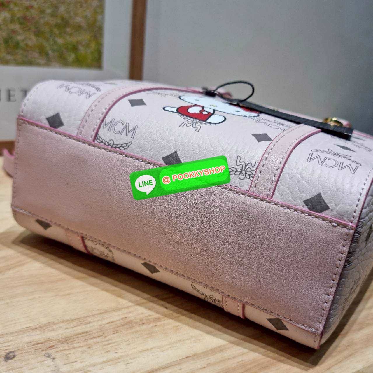 🔆 Model MCM × HELLO KITTY MINI TONI SHOPPER IN VISETOS 🔆 Details ฉลองครบรอบ 50 ปี Hello Kitty ที่มาคอลแลบกับ Mcm ได้อย่างลงตัว น่ารักน่าใช้มากๆ กับกระเป๋าถือ/สะพายข้าง ทรง shopper ไซส์มินิ สวยคลาสสิค ดีไซน์ปั๊มลายคิตตี้ละมุนๆ ขนาดพกพาสะดวก