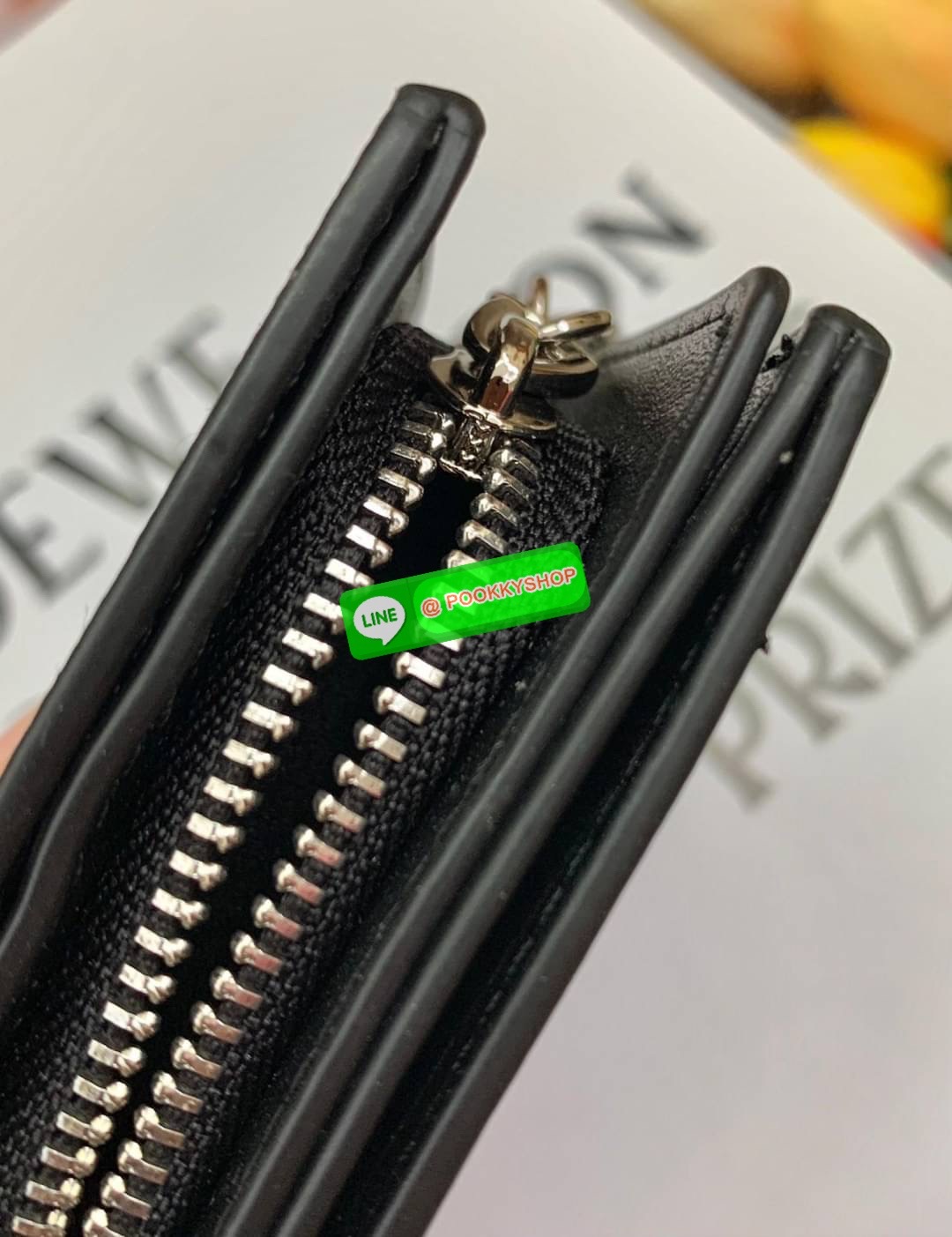 COACH SNAP WALLET ((8704//6941)) 🌍พร้อมส่ง ห้ามพลาด ก่อนหมดค่ะ! ✔️กระเป๋าเงินใบสั้น หนังแท้ แต่ละสีปริ้นลายได้สวยงาม แตกต่างกันไปค่ะ ✔️เปิด-ปิดกระเป๋าแบบกระดุม ภายในมีช่องใส่ธนบัตรตามยาว และช่องเสียบบัตร5ช่อง//มีช่องซิปแยกฝั่งห้อยด้ว