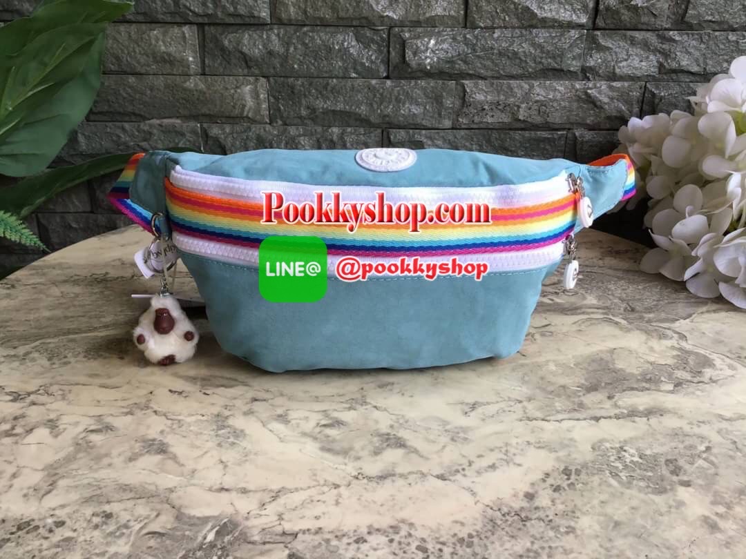 กระเป๋าคาดอกหรือคาดเอว KIPLING YASEMINA Fanny Pack วัสดุด้านนอก Nylon +polyester วัสดุกันน้ำ ด้านหน้ามี 2 ช่องใช้งาน แยกเป็นสัดส่วน ใส่มือถือได้ กระเป๋าเงินใบยาว พร้อมสายคล้องพวงกุญแจ และ พวงกุญแจลิงสัญลักษณ์แบรนด์ สายสะพายเลื่อนปรับความยาวได้ สีสันสดใส น