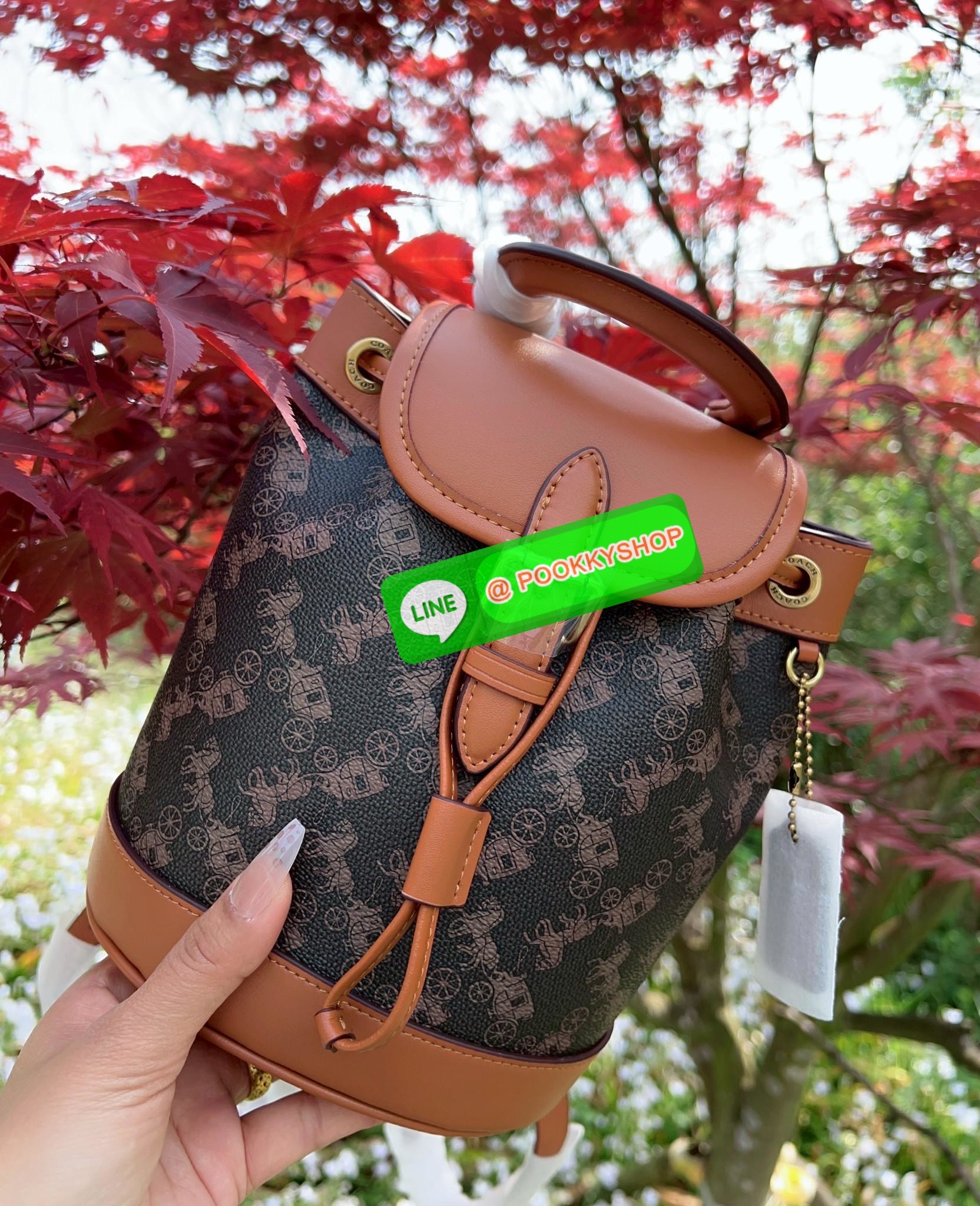 NEW ARRIVAL! **สินค้าเข้าใหม่** COACH HARPER BACKPACK WITH HORSE AND CARRIAGE PRINT ((CAM31)) 🔖พร้อมส่งใหม่ล่าสุด! กระเป๋าสะพายมีหูหจับด้านบน ที่สามารถพกพาไปไหนมาไหนได้ตลอดเวลา หนังแท้อย่างดีนิ่มสวย((หนังไม่แข็งทื่อนะคะ))ตัวกระเป๋าปริ้นท์ลายรถม้าอ