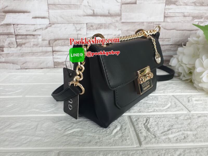 Guess Mini Crossbody Bag กระเป๋าสะพายข้าง Crossbody หนังนิ่มเรียบอยู่ทรง มาพร้อมพวงกุญแจแบรนด์ฝังเพชรสวยหรู ดูแพง พวงกุญแจถอดออกได้ กระเป๋าขนาดกำลังพอดี น่ารัก น่าใช้ค่ะ เปิด-ปิดด้วยกระดุมแป็ก ด้านหน้าติดโลโก้แบรนด์อะไหล่ทอง ภายในโล่ง ซับในผ้าอย่างดี มีช่