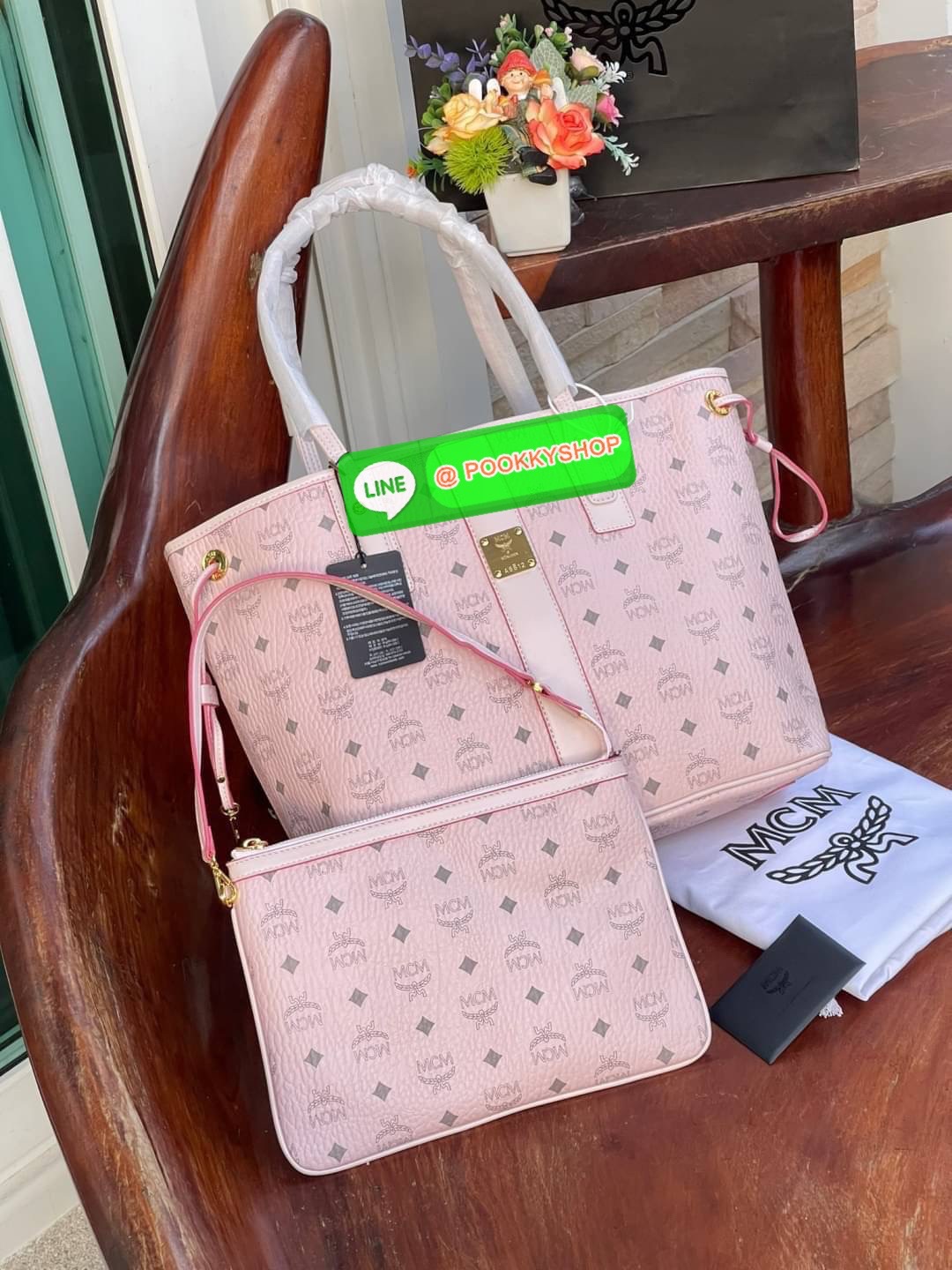 💕Mcm Liz Reversible Shopper in Visetos ขึ้นชื่อว่าเป็นกระเป๋าช็อปเปอร์ แน่นอนว่า จะต้องเหมาะสำหรับสาว ๆ ที่ชอบพกสัมภาระเยอะ ซึ่งรุ่นนี้ไม่ใช่แค่เพียงให้พื้นที่จุของกว้างขวางเท่านั้น แต่ยังออกแบบดีไซน์และรูปทรงให้มีความยืดหยุ่น มีหูรูดด้านข้างที่สา