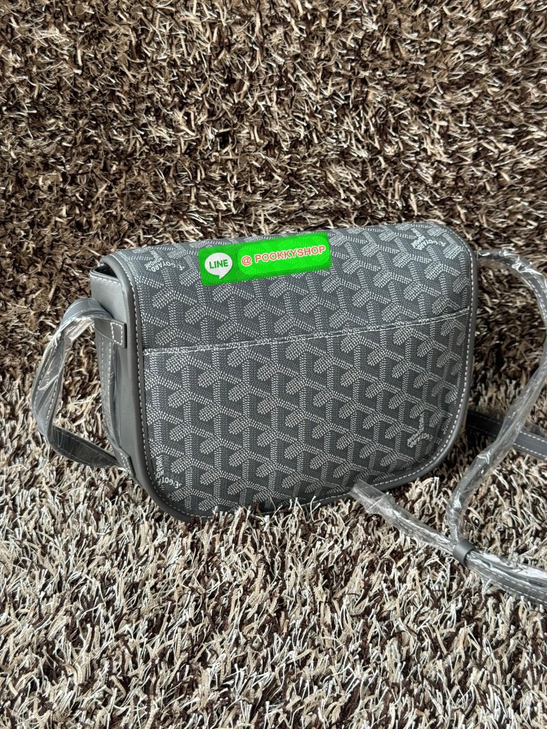 Goyard Belvedere Messenger ถูกออกแบบให้มีน้ำหนักเบาเพื่อความคล่องตัวสามารถใส่สิ่งของ ได้อย่างสบายและถือได้ว่าเหมาะอย่างยิ่ง สำหรับการใส่หลากหลายโอกาสด้วยสายสะพายแบบสะพายข้าง และฝาปิดกระเป๋าทั้งสองฝั่งที่แน่นหนา และยังมีการเพิ่มลูกเล่นด้วย ช่องใส่ของทางด้า