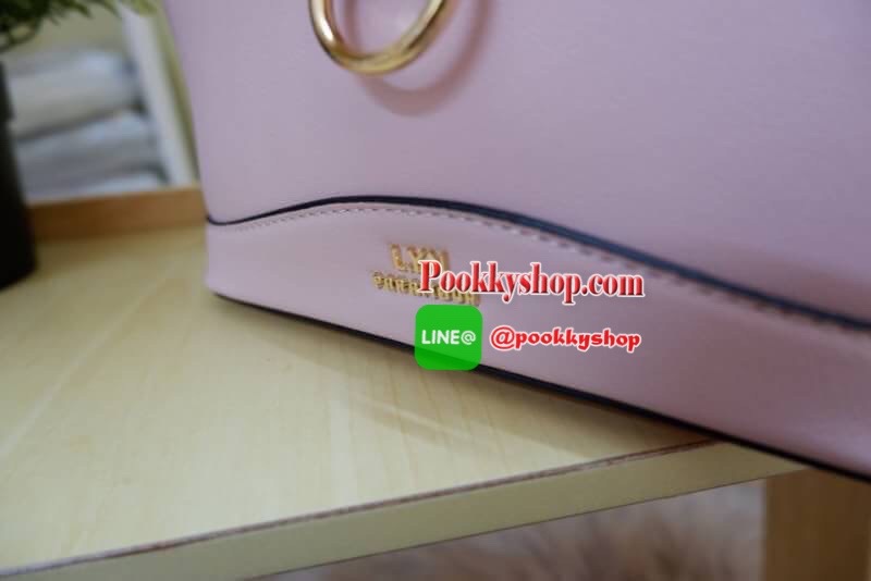 Lyn กระเป๋าหิ้วมาพร้อมสายสะพาย ขนาดกลางๆไม่เล็กไม่ใหญ่ ดีไซน์สวยน่ารัก ด้านในมีป้ายโลหะปั๊มแบรนด์ ใต้กระเป๋ามีหมุดรองทั้ง 4 มุม รูปทรงสวยเก๋ขนาดนี้ ไม่มีไม่ได้นะคะ