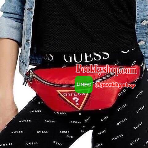 Guess Adjustable belt strap waist bag กระเป๋าทรงคาดอกคาดเอวทรงยอดฮิตแห่งปี ออกมาให้ยลโฉมอีกรุ่นด้วยการใช้งานที่ง่ายและคล่องตัว มีหัวซิปสามเหลี่ยมโลโก้แบรนด์เป็นสัญลักษณ์ ใส่โทรศัพท์มือถือได้ทุกรุ่น สายสะพายปรับได้ฟรีไซส์ สวยดูโฉบเฉี่ยวเอาใจวัยรุ่นเลยคร้า!