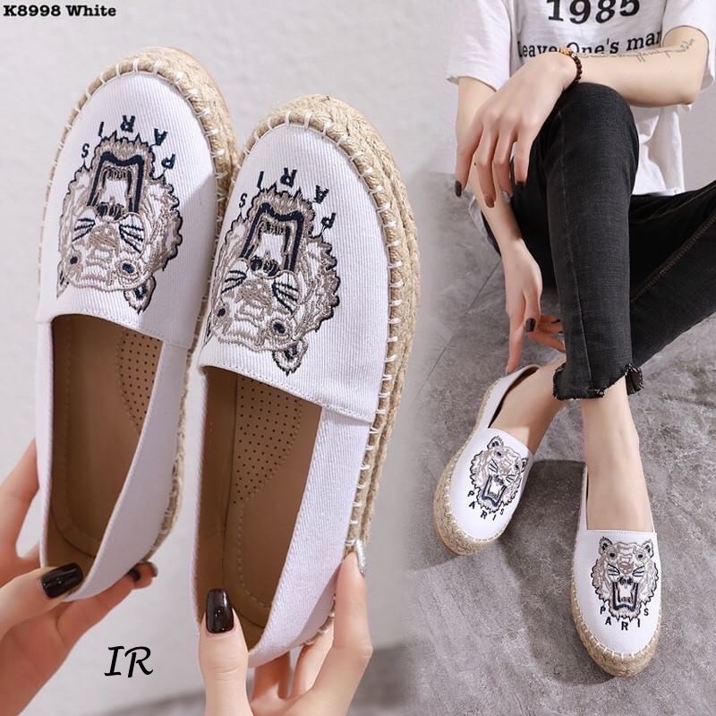 รีพีทแบบขายดี!!! พร้อมส่ง ของขาดไปหลายเดือน มาแล้วนะคะ หายากมาก ผ้าแคนวาสยกพื้นปักหน้าเสืองานสวยเป๊ะ พื้นนวมนิ่ม พื้นหนา 1 นิ้ว แบบสวยไฮโซ ใส่แล้วคุณจะโดดเด่น จนเพื่อนๆอิจฉาแน่นอน!!!