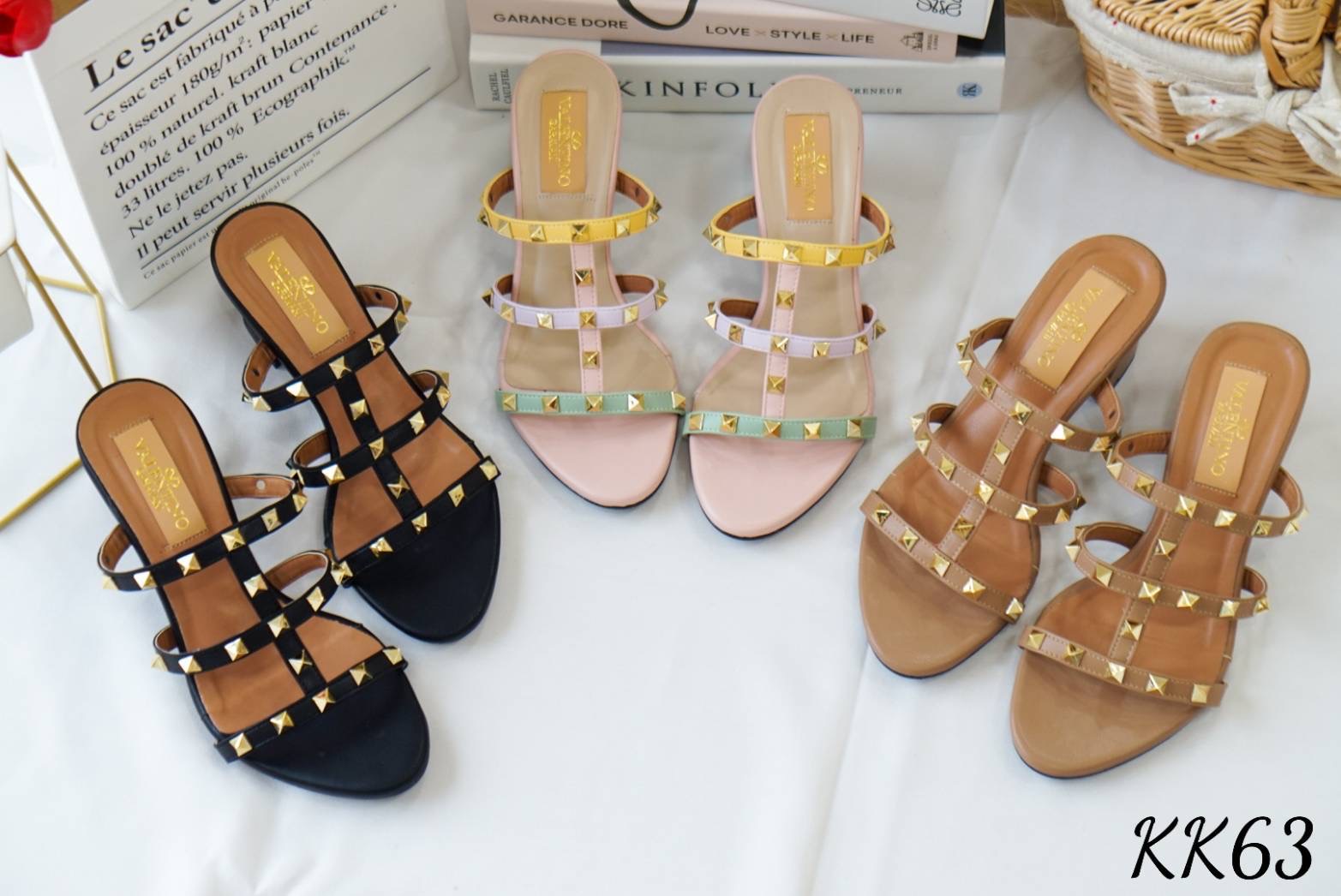 หวานกว่านี้ ก็น้ำตาลแย้วว พร้อมส่ง แบบมาใหม่ รองเท้าส้นตันสูง 2.5 นิ้ว ทรงสวม งานน่ารักมาก เล่นสีพาสเทล ทูโทน เข้ากันสุดๆ ตอกหมุดทองด้วยมือทีละเม็ด ขอบอกว่างานสุดประณีต สวยมากเลยจ้ะแม่