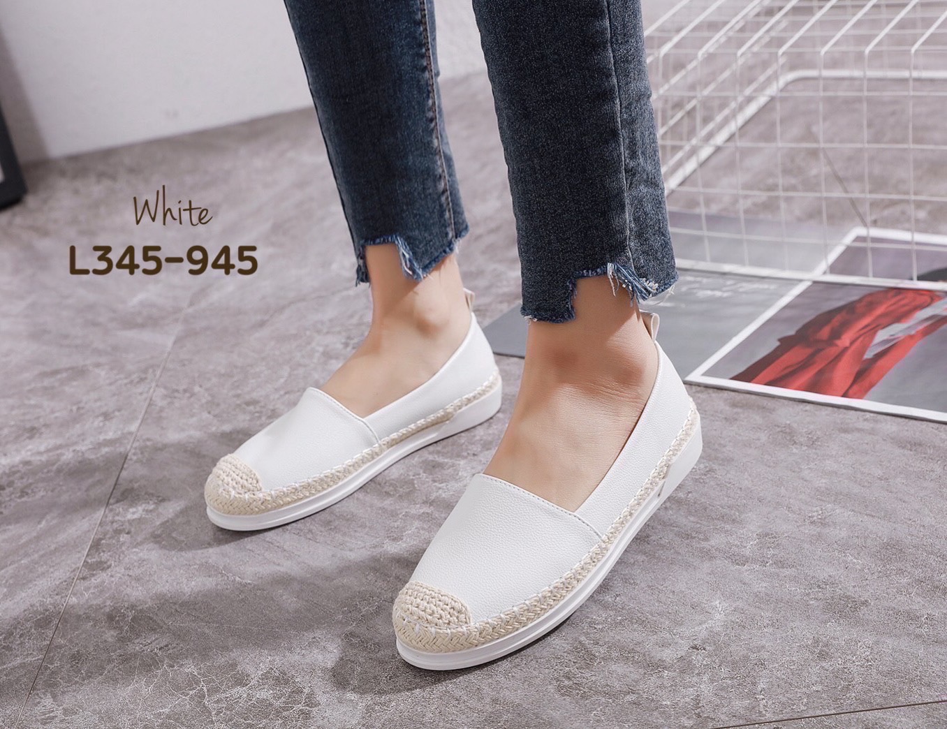 สินค้าขายดี พร้อมส่งค๊าา sport shoes รองเท้าผ้าใบ งานเรียบ พื้นนิ่มมากคะ ใส่สบายจะแมตช์กับกางเกง👖หรือกระโปรง👗ก็ได้ค่ะ แม่ค้าคอนเฟริม ห้ามพลาดเลยจ้าตัวนี้แนะนำ อย่าช้ารีบเลย