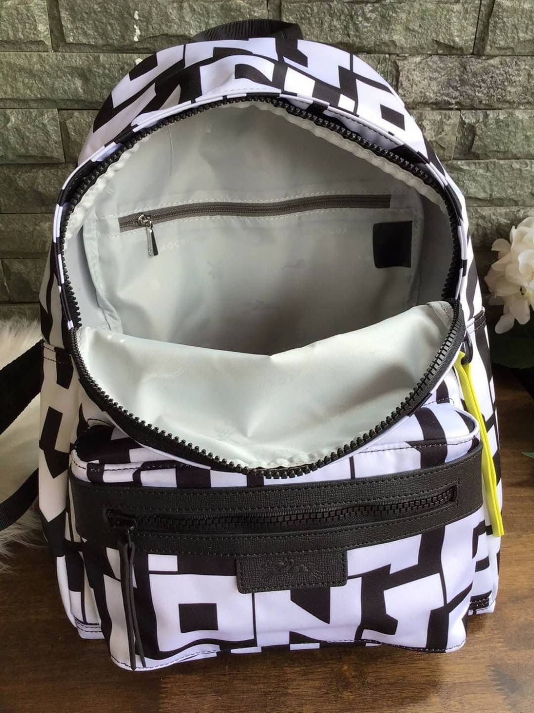 LONGCHAMP LE PLIAGE LGP BACKPACK รายละเอียด • วัสดุ: ผ้าใบ • อะไหล่: นิกเกิล • ตัวกระเป๋า: ผ้าใบโพลีอะไมด์เคลือบด้านใน • ตกแต่ง: หนังวัว รายละเอียดภายนอก • การปิด: ด้วยซิป • สายสะพาย: เลื่อนปรับระดับได้ • ช่อง: 1 ช่องซิป ภายใน • ช่องใส่ของ: 1 ช่อง ช่องด้า