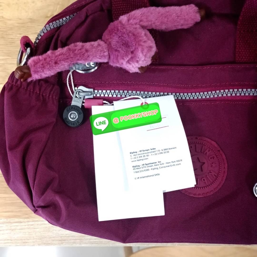 Kipling Dome K1006 Handbag กระเป๋าถือหรือสะพาย วัสดุ Polyester 100% รุ่นใหม่ มีให้เลือกทั้งแบบเรียบ และ ลายน่ารัก มีช่องแยกด้านหน้า 2 ช่อง ช่องหลักโล่งกว้าง พร้อมช่อง pocket แยก 2 ช่อง ใช้งานได้ครบครัน สามารถสตางค์ใบยาวได้ ขนาดกำลังดี จะใช้ทำงาน ไปเรียน ห