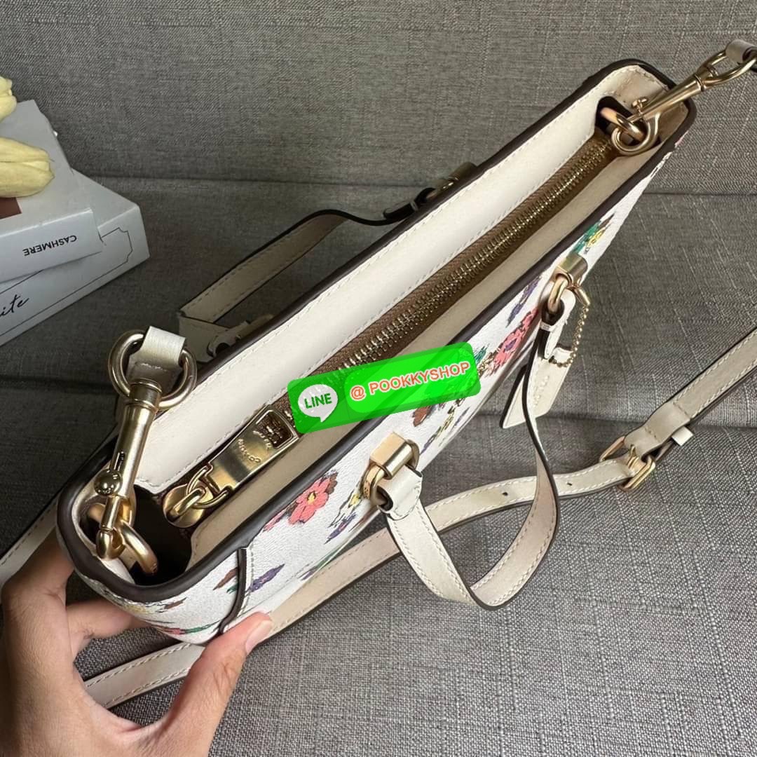 Coach Alice Satchel In Signature Canvas ( coach ca224) กระเป๋าสะพายข้าง ดีไซต์จากแบรนด์เรียบหรู สะพายได้ทุกโอกาส วัสดุหนังแท้ หูจับและสายหนังแท้ เปิดปิดด้วยซิป ภายในกระเป๋าช่องโล่ง ใส่ของได้เยอะ มีช่องเล็ก 1 ช่อง ซับในผ้า มีฐานรอง สายถอดได้ สามารถสะพายไหล