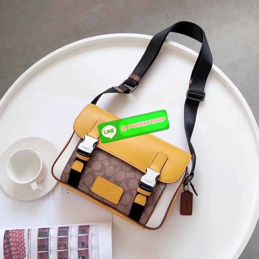 COACH TRACK CROSSBODY IN COLORBLOCK SIGNATURE CANVAS WITH COACH PATCH (C6657) 🛍🛍กระเป๋าสะพายทรงแมสเซ็นเจอร์ ทรงสวยรุ่นที่ต้องมีติดตัวคะหนุ่มๆ จุของได้เยอะมากแบ่งเป็นสัดเป็นส่วน วัสดุหนังแคนวาสสลับหนังแท้ กระเป๋ามีตัว ล็อค มีซิปด้านใน ด้านห