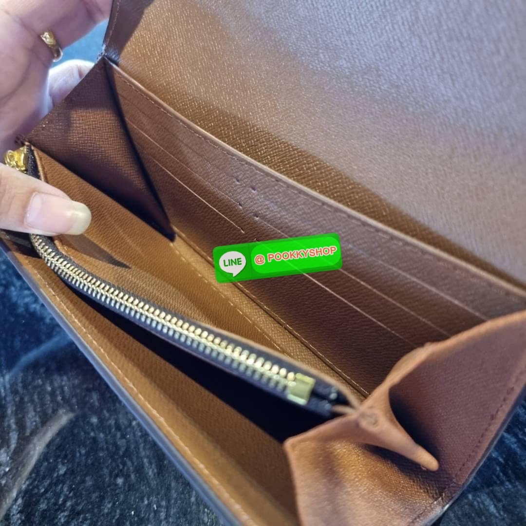 Hot item!! LV long flap wallet with gwp กระเป๋าสตางค์พรีเมี่ยมกิ๊ฟ เป็นไอเท็มสุดฮิต แบบฝาพับ ใช้งานสะดวกขึ้นกว่าเดิม รุ่น unisex ที่จะหนุ่มๆสาวๆ ก็ใช้ได้หมด!! ใบยาวขนาดกำลังเหมาะมือ ถือแล้วขับผิวทุกสี วัสดุหนังแคนวาส ทนทาน เปิด-ปิดด้วยกระดุม ภายในมีช่องใส