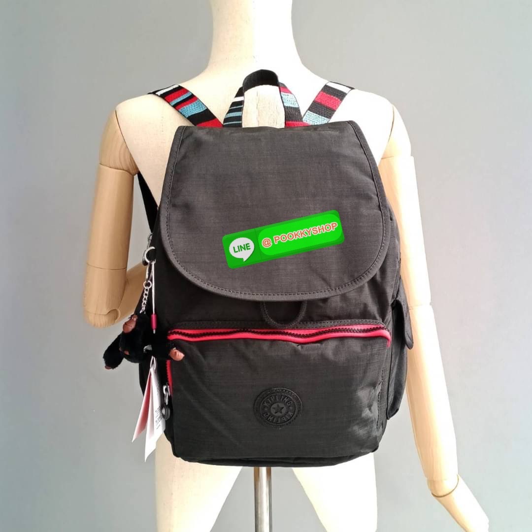 Kipling City Pack Medium Backpack กระเป๋าเป้ Kipling ขนาดกลาง วัสดุ Polyester 100% มีหูหิ้วด้านบน -ด้านหลัง มีซิปหลัง 1ช่องลึก -ด้านข้างมีช่องใส่ของเล็กน้อยทั้ง 2 ด้าน เปิด-ปิด ด้วยกระดุมแม่เหล็ก -ด้านหน้ามีช่องซิปใส่ของแยก 1 ช่อง และ ช่องปรับขนาดด้วยสายล