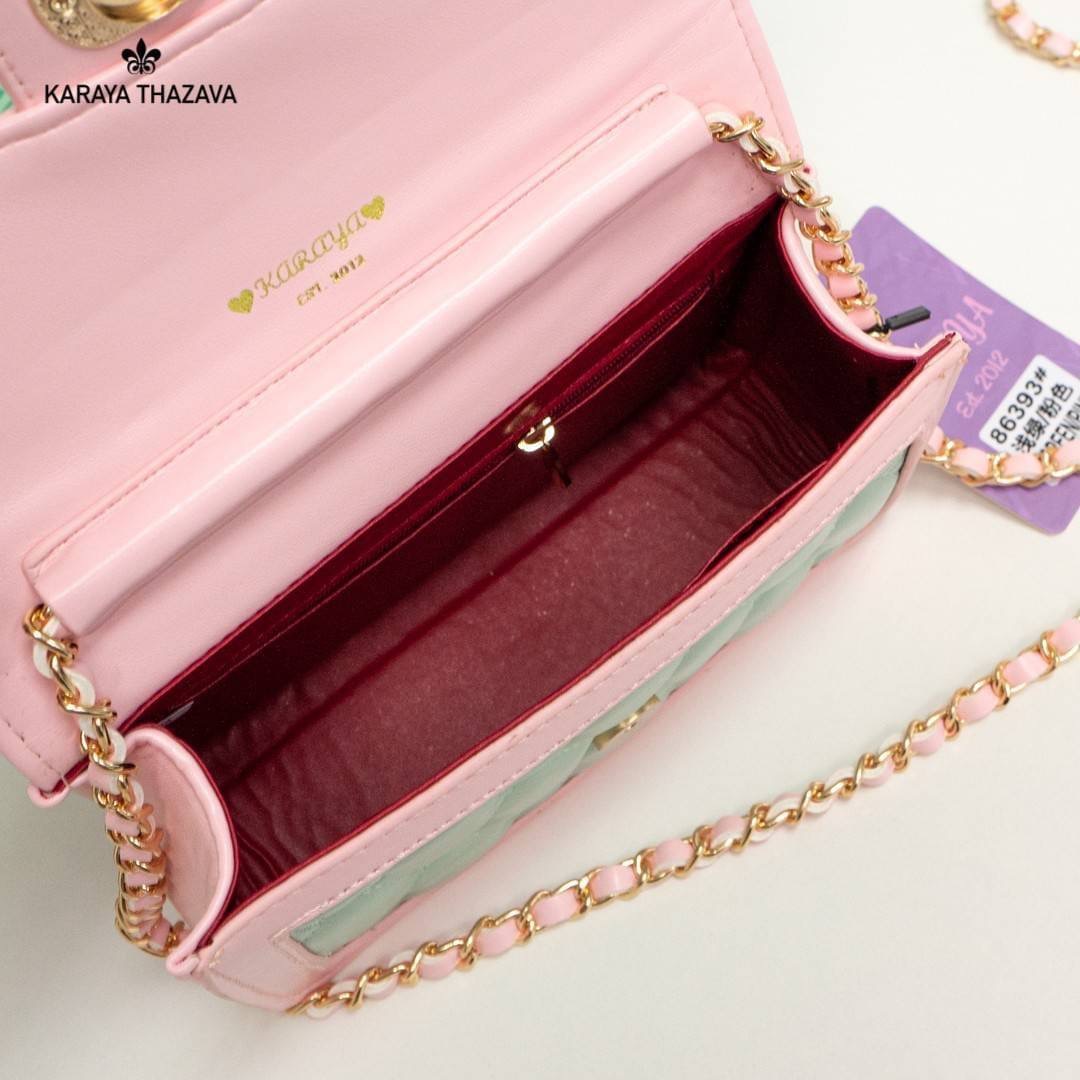 พร้อมส่ง!! KARAYA THAZAVA รุ่นใหม่ พร้อมกล่องแบรนด์ งานสวย สีหวาน น้องน่ารักมากๆค่ะ กระเป๋าสะพาย แบรนด์แท้ Karaya 100% ขนาดกำลังน่ารักพกพาง่าย วัสดุหนัง PU เกรดพรีเมี่ยม สีทรูโทน หวานละมุน น่าใช้มากค่ะ สายสะพายยาวแบบโซ่ปนหนัง ตัวกระเป๋าแต่งลายแบบน่ารักสวย