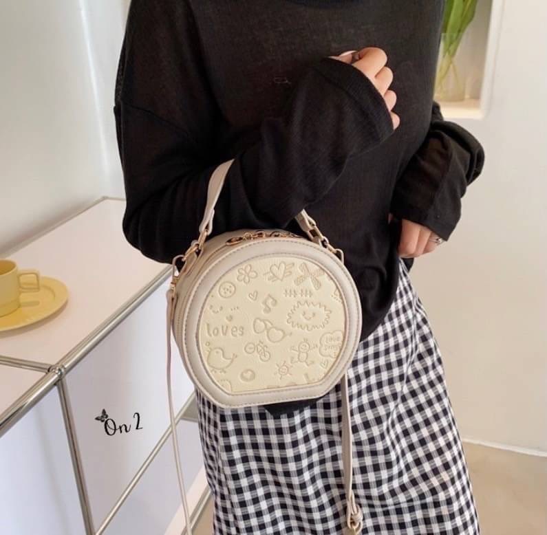 กระเป๋าแฟชั่นทรงกลม สไตล์มินิมอล งานซิปหนังpu อะไหล่ทอง สายสะพายยาวแบบ Cross body ปรับระดับได้ ทรงสวยงานน่ารักมากค่ะ