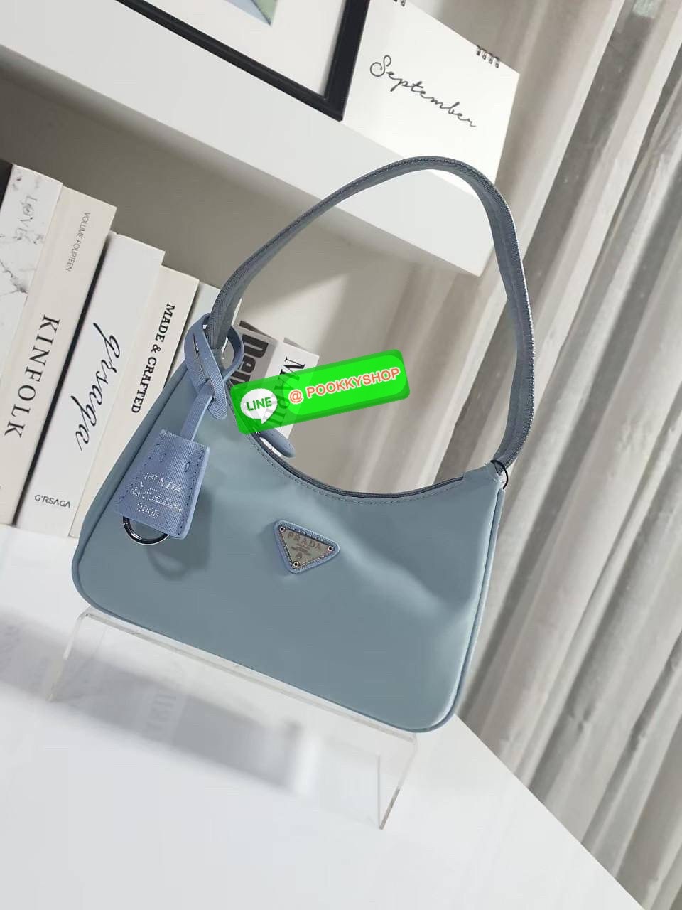 รุ่นใหม่แนะนำ!! รุ่นขายดีในตำนานค่ะ กับงานพรีเมี่ยมกิ้ฟท์ PRADA NYLON HANDBAGS ขนาดกะทัดรัด #อะไหล่เงิน วัสดุทำจากผ้าNylon อย่างหนา อยู่ทรง กันน้ำได้ หายห่วงคะ ด้านหน้ามีโลโก้แบรนด์ เปิดปิดด้วยซิป มาพร้อมสายผ้า ไม่สามารถถอดได้ ภายในบุผ้าลายPrada และป้ายโล