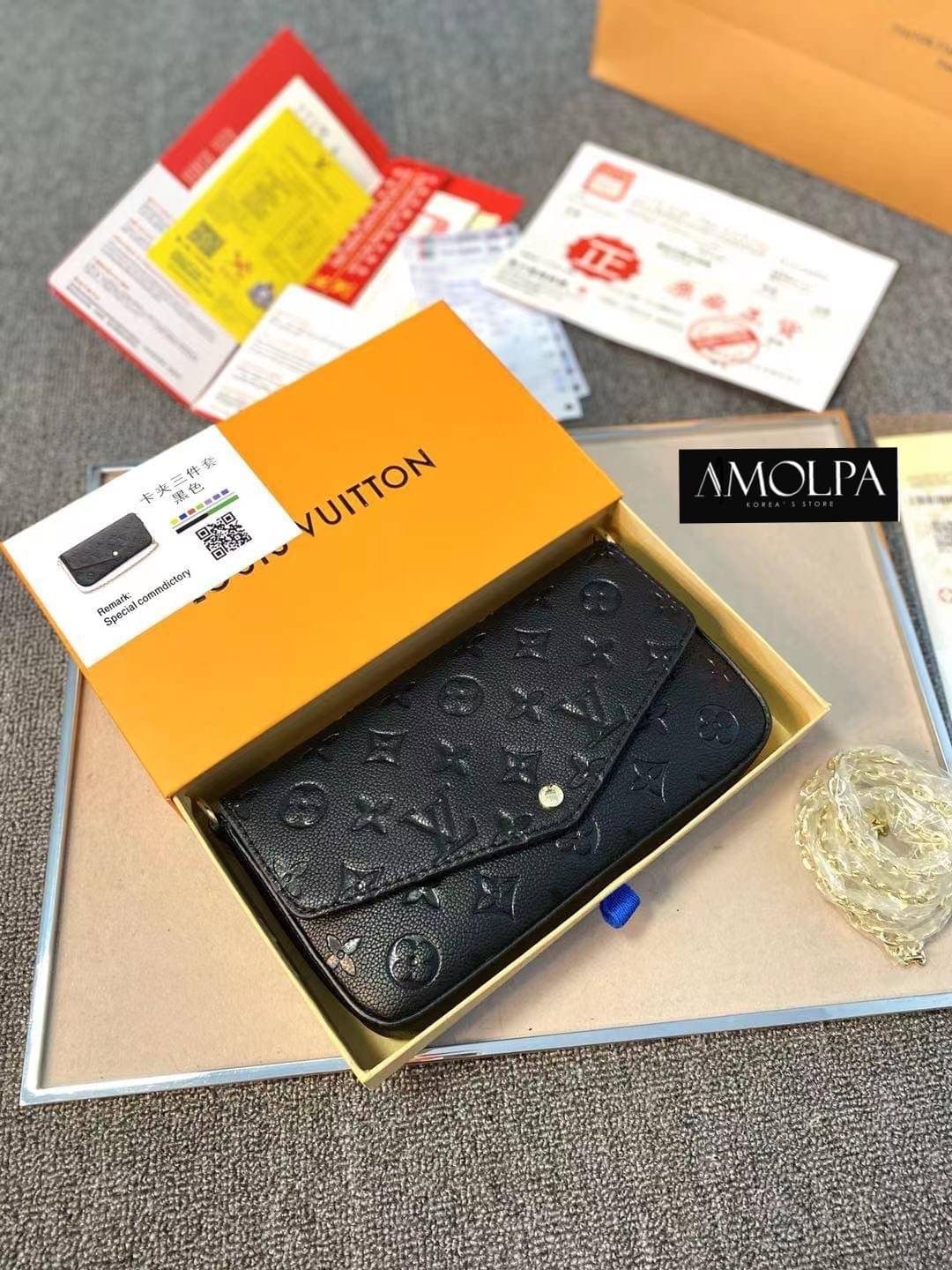 กระเป๋า LV CROSS BODY BAG มาพร้อมกล่อง และถุงผ้า ใบสวย หรูมากกก สวยยม๊ากกก งานเหมือนแท้ม๊ากก เป็นของฝากของขวัญผู้รับถูกใจแน่นอน หรือ ใช้เองครบสี ก็เก๋ๆ อยู่นะเตงงงงง