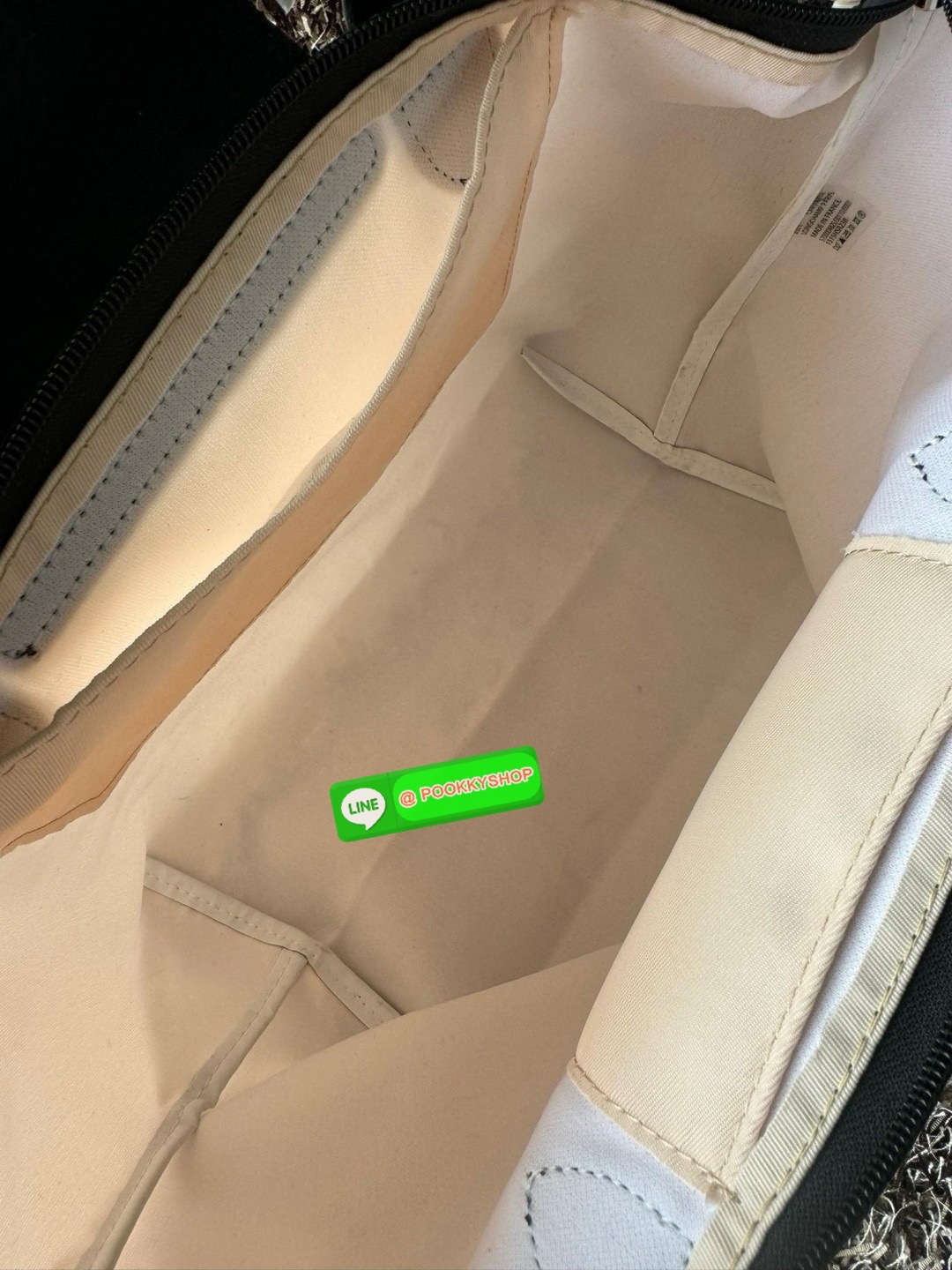 Large Longchamp LE PLIAGE ENERGY L HANDBAG LE PLIAGE รีไซเคิล ECONYLสไตล์สปอร์ต ทันสมัย และใช้งานได้จริง น้ําหนักเบา กระเป๋าใบนี้เป็นเครื่องประดับที่มีเสน่ห์ในอุดมคติที่จะติดตามคุณในทุกกิจกรรมยามเย็นของคุณ มาพร้อมกับสายสะพายไหล่ปรับได้ สามารถพกพาได้ ทั้งแ