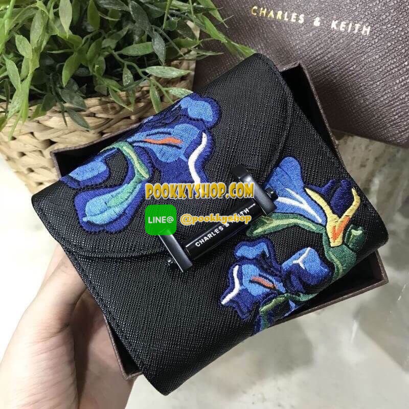 พร้อมส่งความน่ารัก! BEST SELLER! CHARLES & KEITH Peforated Wallet กระเป๋าสตางค์ใบสั้นพับ3ตอนรุ่นยอดนิยมวัสดุหนัง Saffiano สีดำประดับลายดอกไม้ Van Goh คลาสสิค ดีไซน์สวยเก๋ไม่ซ้ำใคร ด้านหน้าปั้มโลโก้เปิดปิดด้วยกระดุมเเม่เหล็ก ภายในมีกระเป๋าเล็กช่องซิปสำหรับ