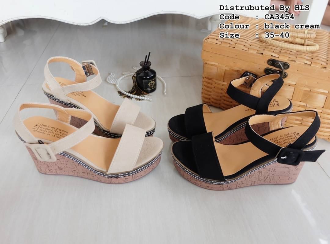 แบบใหม่ มาแล้วคะ พร้อมส่งคะ รองเท้าส้นเตารีด สูง 3.5" เสริมหน้า 1.5" ทรงสวม สายรัดข้อเท้า พื้นพียู น้ำหนักเบา ใส่สบายมากๆคะ ใส่ชิวๆ น่ารักคะ