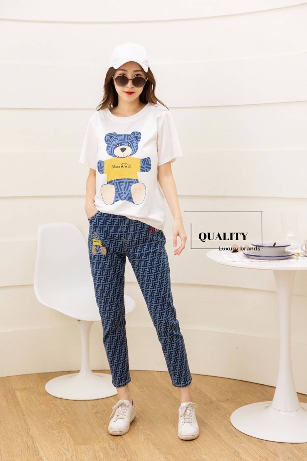 พร้อมส่ง!!! Set jeans เสื้อ+กางเกงขายาว Fendi งานป้าผ้ายืดกระชับได้ผ้าดีมาก ใส่สบาย กางเกงยีนยืดปักโลโก้ เอวสป๊อต มีกระเป๋า 2 ข้างใส่สบาย รีบจัดแนะนำเลย การันตีคุณภาพดีสุด 10/10 lable Fendi