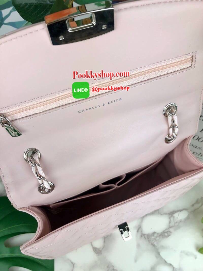 Charles & Keith Quilted Push Lock Bag กระเป๋าสะพายข้างวางอยู่ทรง ตัวกระเป๋าเป็นหนังผิวสัมผัสนุ่มมือ เดินลายตารางทั่วทั้งใบ ด้านหลังมีช่องพ็อกเก็ตใส่ของได้เล็กน้อย ด้านหน้าเปิดปิดแบบตัวล็อก ด้านในจุจุของได้เยอะ สามารถใส่ iPad mini ได้ สายสะพายจะทำเป็นสายคู