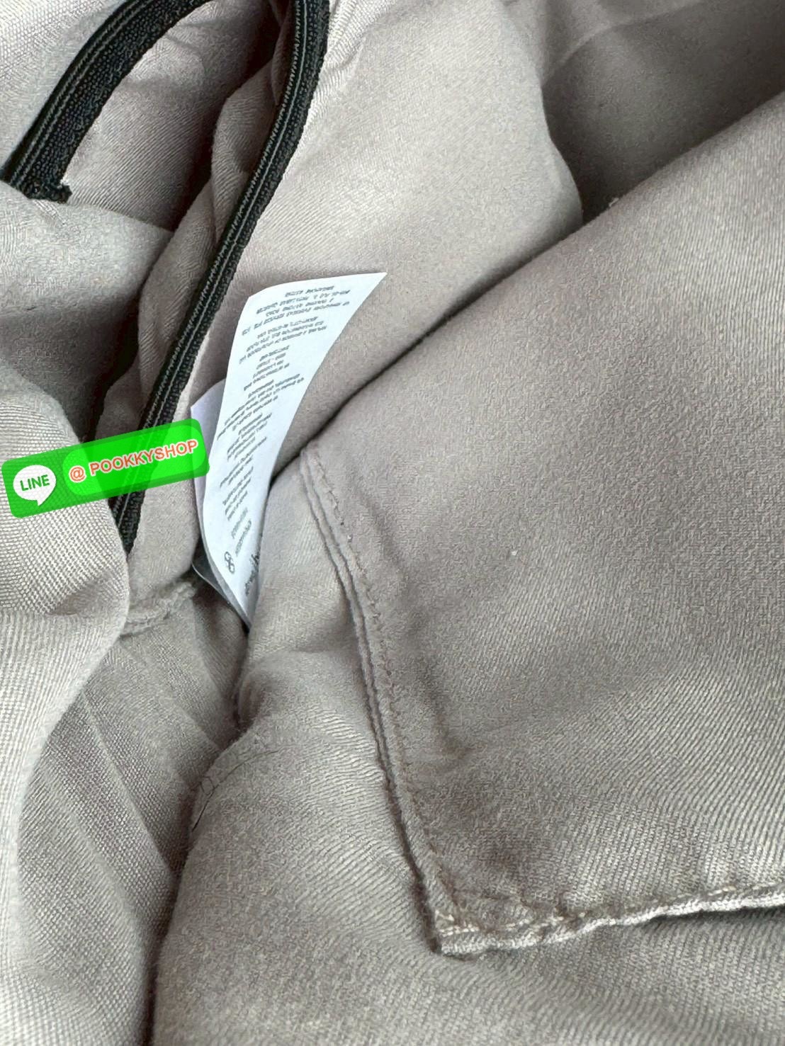 Kipling ART ORGANIZED เป็นกระเป๋าขนาดไม่เล็กหรือใหญ่ จนเกินไป จากแบรนด์ Kipling รุ่น ART ภายในมีช่องเก็บของเป็นสัดส่วน ให้คุณเก็บสิ่งของจำเป็นทั้งหมดของคุณได้อย่างไม่มีตกบกพร่อง มาพร้อมกับลิง Kipling อะไหล่สีโรสโกลด์ ที่แม็กเข้ากับสีกระเป๋าซึ่งเป็นสีดำ ทำ