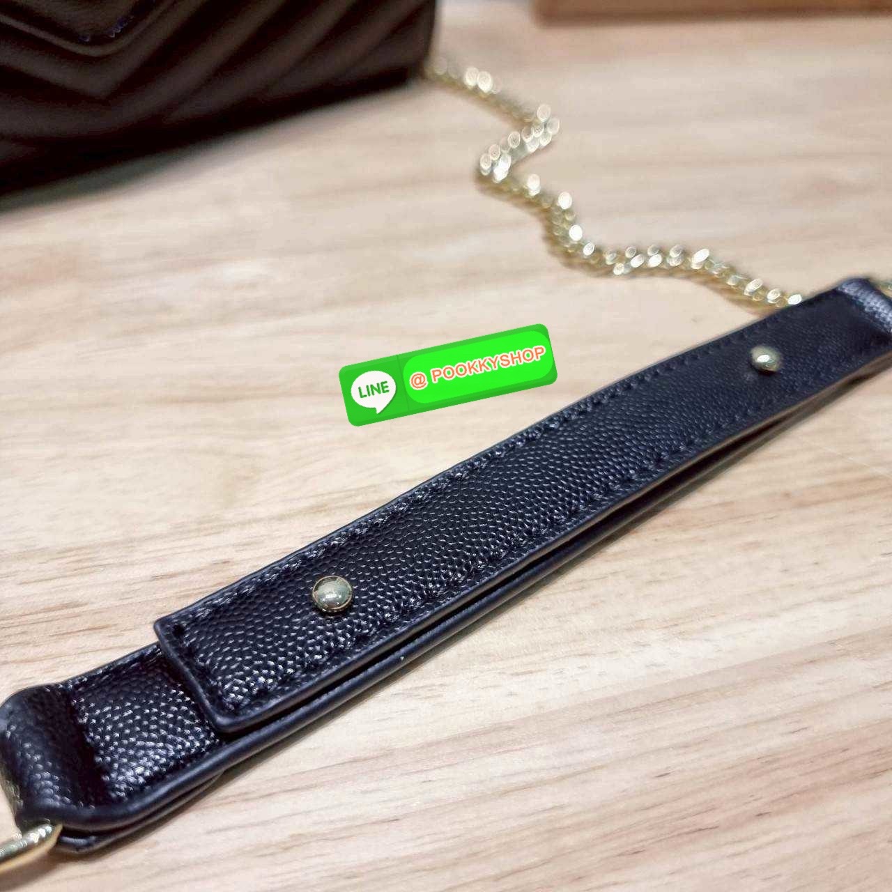 🔆 Model YSL clutch bag with chain ไม่เคยผิดหวังจริงๆ!! กับรุ่นที่สาวๆรู้กัน กระเป๋าสะพายพรีเมี่ยมกิ๊ฟ จากเคาน์เตอร์ vip dutyfree ทรง woc สุดฮอต ดีไซน์เรียบหรู โดดเด่นด้วยโลโก้ด้านหน้า เพิ่มดีเทลความผู้ดี ใช้งานง่ายเพียงแค่เปิด-ปิดด้วยกระดุมแม่เหล็