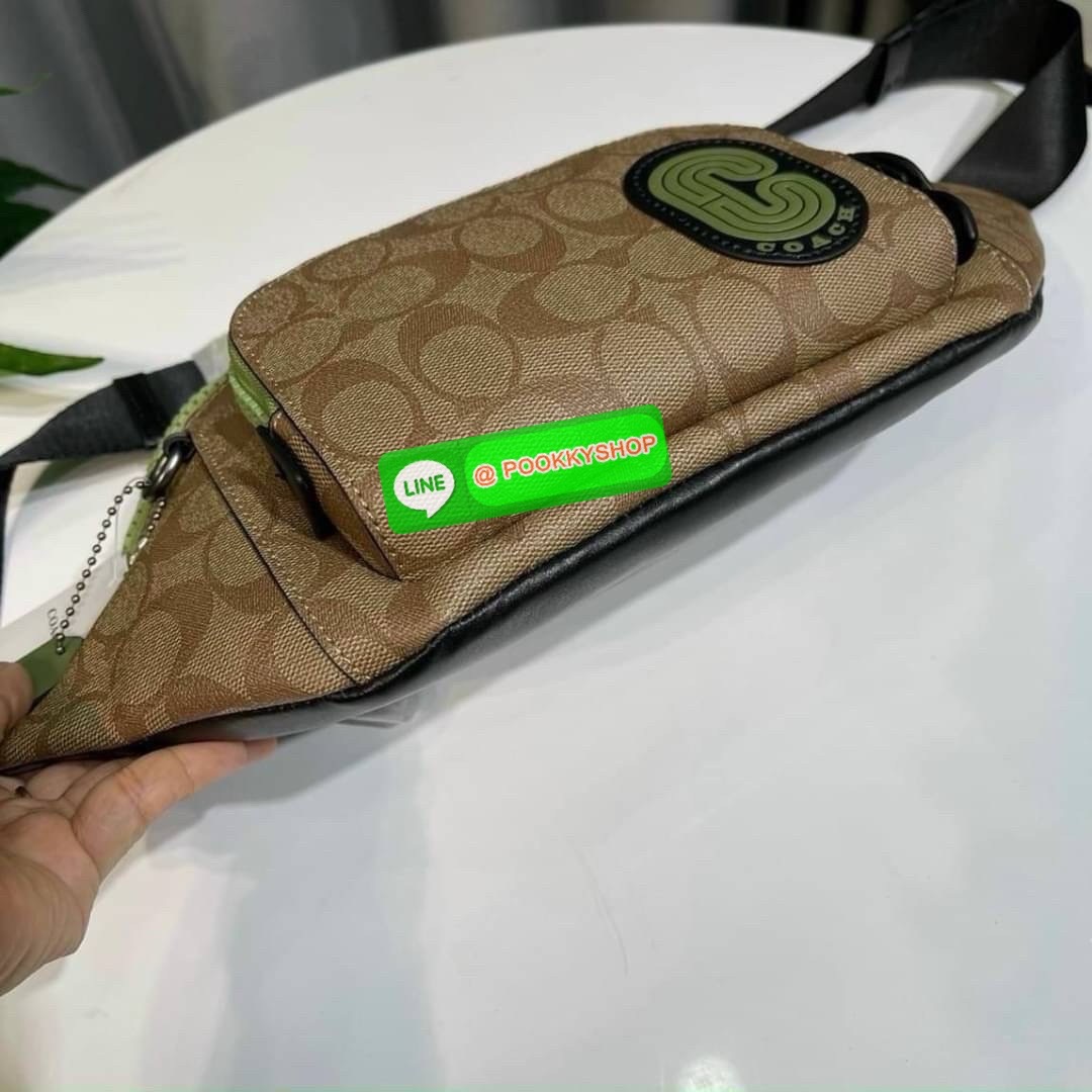 Coach C019 – Charter Belt Bag With Patch (Khaki Green Multi) ใบนี้คือจังหวะสนุกของสีธรรมชาติกับความเท่ที่ใช้งานได้จริง “คาดไว้ไม่ได้แค่ของ…แต่คาดไว้คือสไตล์ที่ไม่ซ้ำใคร” Coach C019 รุ่น Charter Belt Bag โทน Khaki/Green พร้อมโลโก้ Coach Leatherware Patch ข