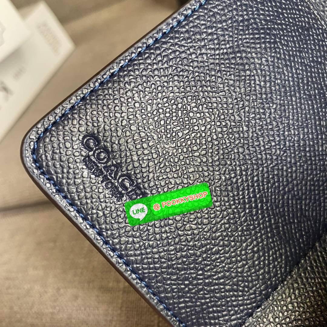 COACH 6390 MEDIUM CORNER ZIP WALLET กระเป๋าสตางค์ใบกลาง สีพื้นเรียบหรู วัสดุcrossgrain ภายในมีช่องใส่บัตรและธนบัตรได้ทุกชนิด มีช่องซิปใส่เหรียญ ขนาดกะทัดรัดพกพาง่าย คนชอบจัดระเบียบกระเป๋าสตางค์แนะนำเลยจ้า