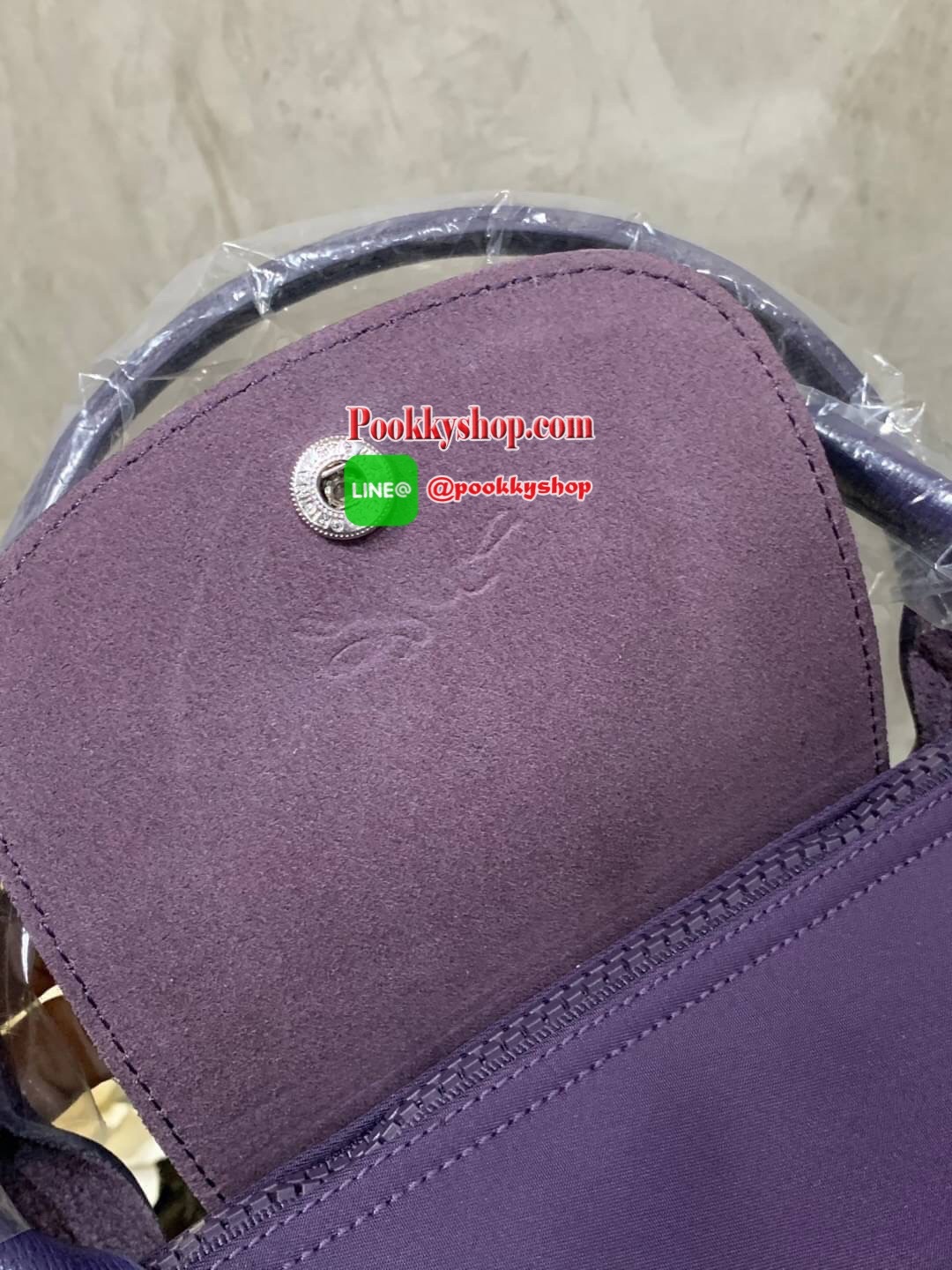 Longchamp Le Pliage Neo Size M มาพบกับกระเป๋ารุ่นยอดนิยม ที่สาวๆ ต้องมีไว้เก็บไว้สักใบ กระเป๋าโท้ทใบนี้ มาพร้อมกับสีที่มีสไตล์เรียบง่าย มีสายสะพายยาวช่วยให้คุณสามารถสะพายไหล่ได้อย่างสบาย ในขณะที่ที่ปิดแบบซิปช่วยให้คุณมั่นใจได้ว่าของด้านในมีความปลอดภัย Le