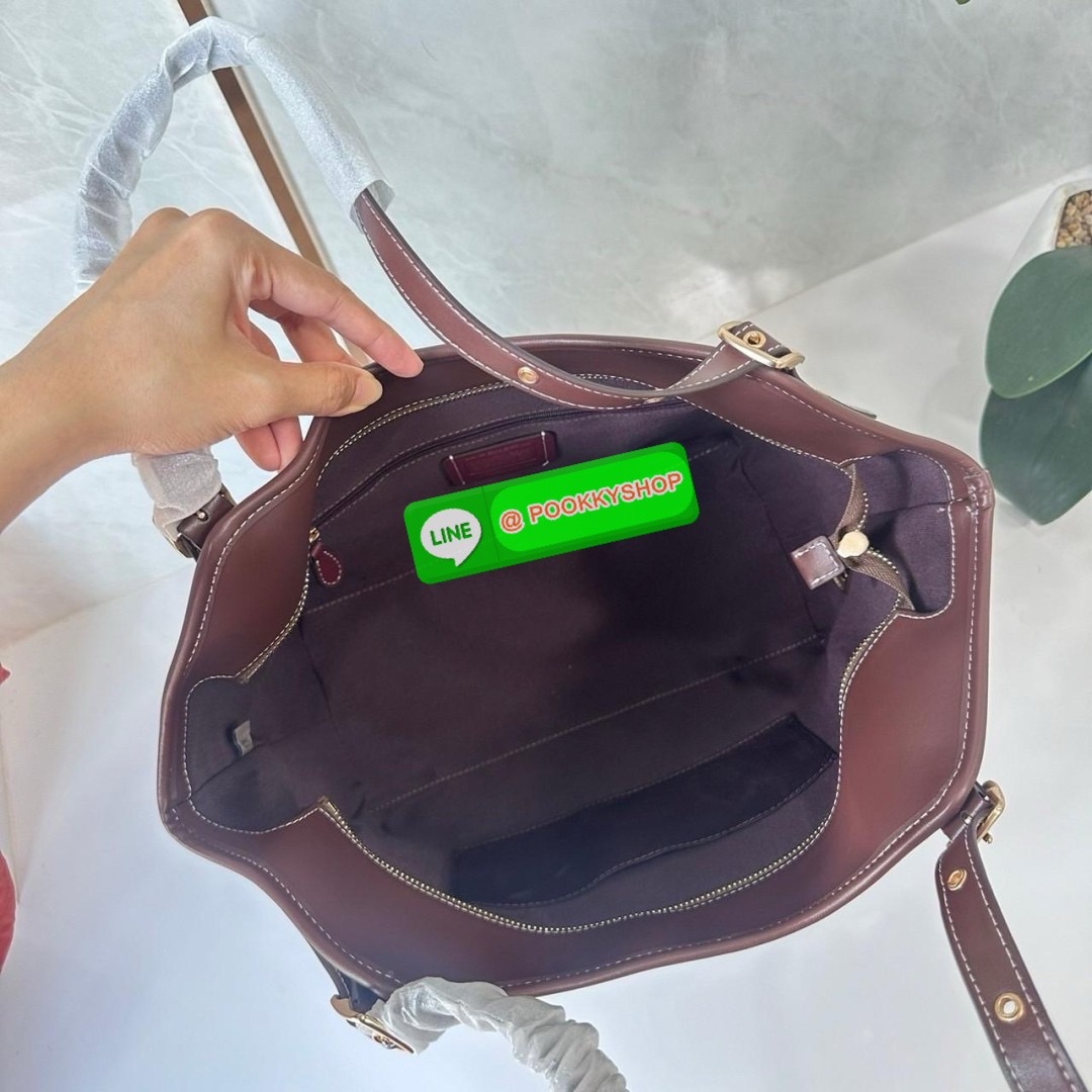 COACH CR167 MEADOW SHOULDER BAG 🔖กระเป๋าถือคอลเลคชั่นใหม่ ใบใหญ่ตอบโจทย์คนสัมภาระเยอะ 🔖วัสดุ: ผ้าแคนวาสตัดขอบหนังแท้ 🔖เปิด-ปิดด้วยซิป 🔖ภายในโล่งใส่ของได้เยอะมาก มีช่องซิป1ช่อง ช่องใส่ของจุกจิก1ช่อง 🔖ด้านหลังมีช่องซิ