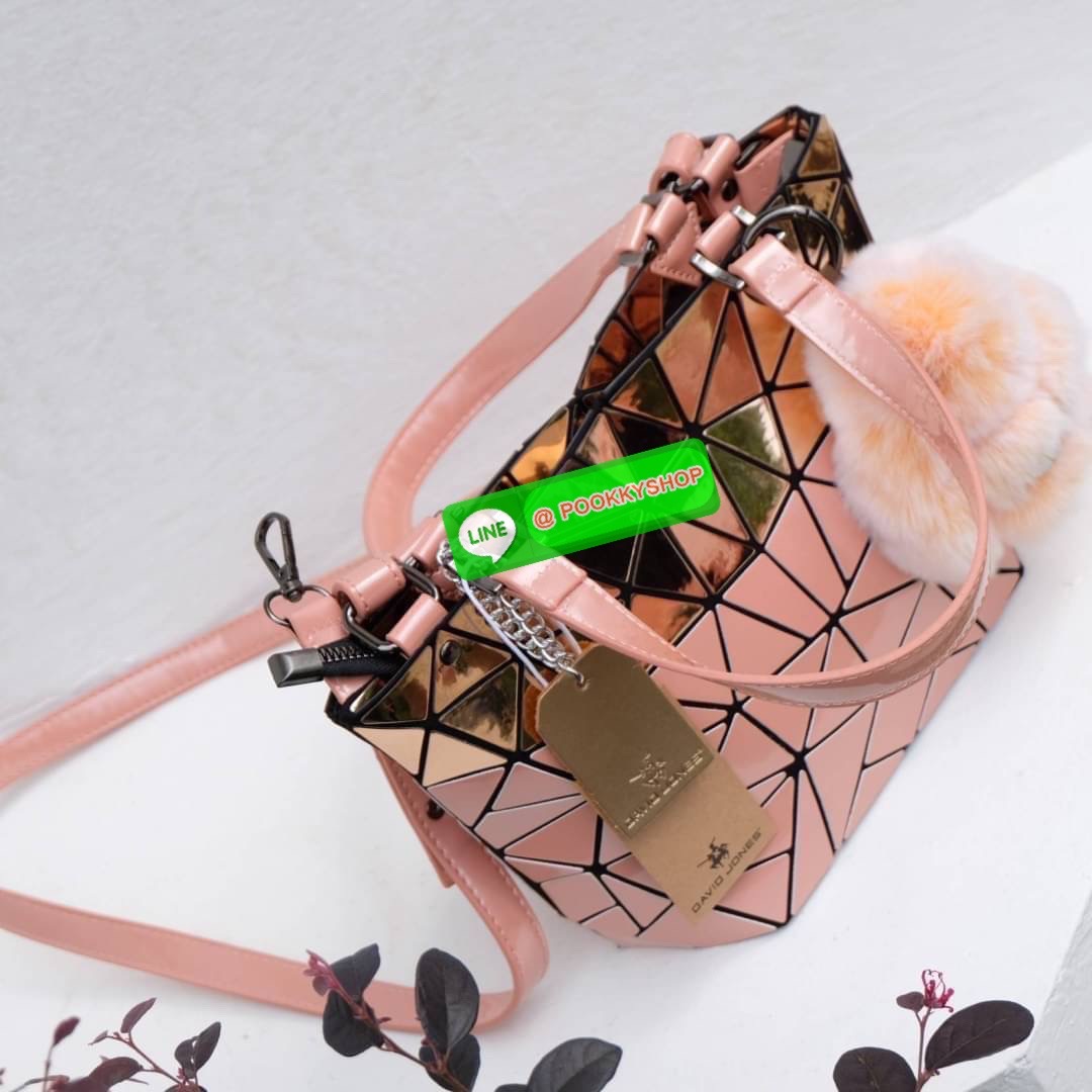 กระเป๋า ทรง Tote ตัวกระเป๋าเย็บติด ด้วยแผ่นอคิลิค สุดหรู ดีไซน์เกร๋ จุดเด่นที่ น้ำหนักเบา สามารถ ถือ หรือ สะพายไหล่ได้คะ ใบใหญุจุของคุ้ม แต่น้ำหนักเบาคะ มีใบเดียวจบ ควรมีติดตู้คะแนะนำเลย