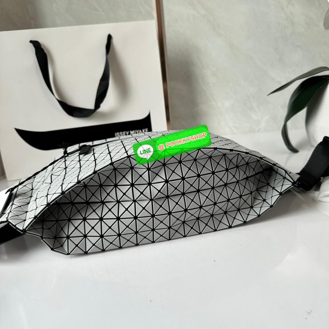 BaoBao Issey Miyake baton belt bag 🔖กระเป๋าคาดเอว/คาดอก เอกลักษณ์โดดเด่นตลอดทั้งใบ สุดเทห์ น้ำหนักเบาพกพาสะดวก 🔖วัสดุ: โพลียูรีเทนผสมหนัง 🔖เปิด-ปิดแบบซิปบน และมีช่องซิปด้านหน้า ภายในมีช่องแยกสัดส่วน 2 ช่อง ซับในผ้าไนลอน 🔖สา