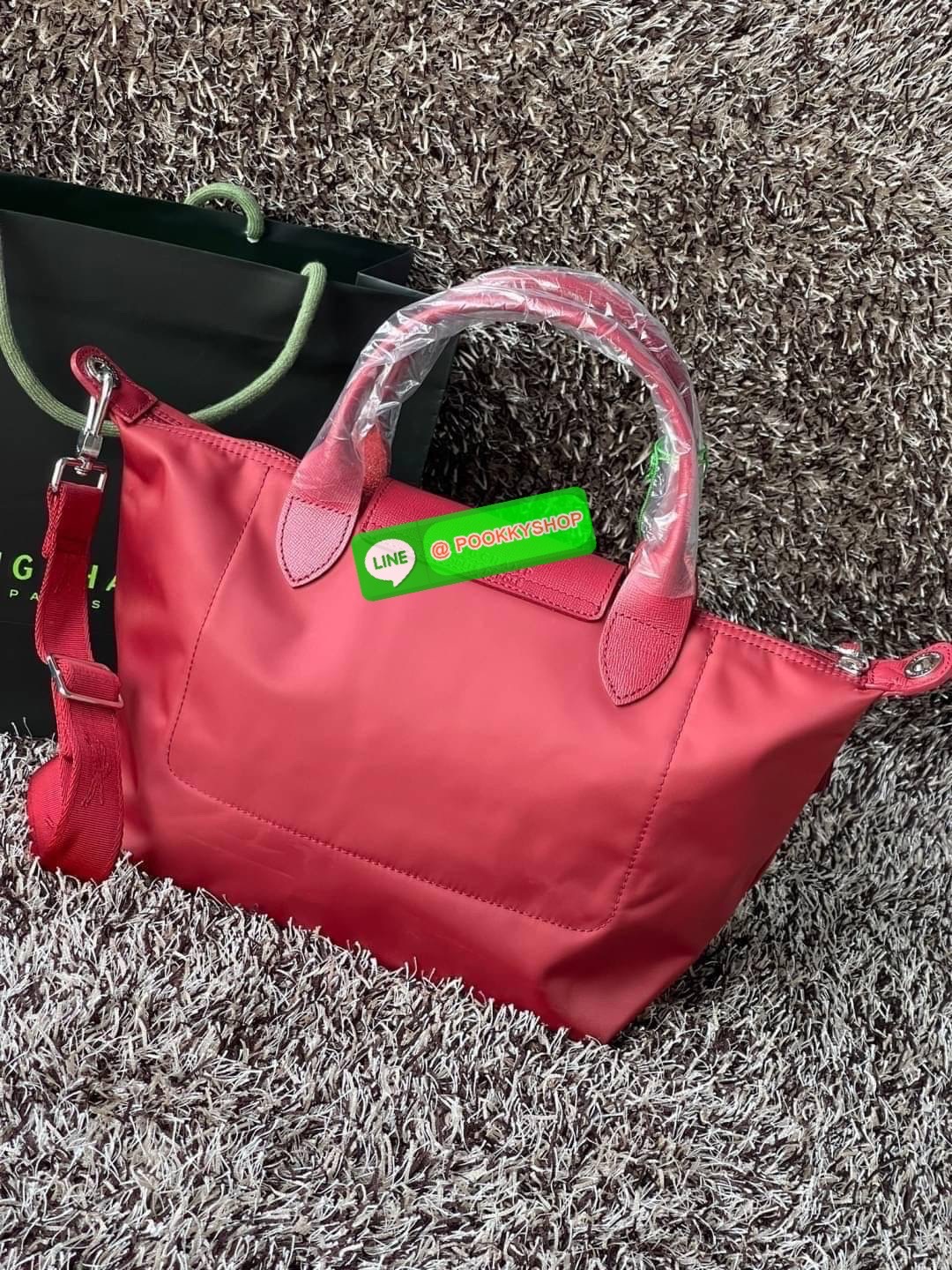 💕Longchamp LE PLIAGE NÉO TOP HANDLE BAG (small size) อีกหนึ่งรุ่นยอดนิยม ที่สาวๆ ต้องมีไว้เก็บไว้สักใบ กระเป๋าโท้ทใบนี้ มาพร้อมกับสีที่มีสไตล์เรียบง่าย มีสายสะพายยาวปรับสั้นยาวได้ช่วยให้คุณสามารถสะพายไหล่ได้อย่างสบาย ในตัวสายปักโลโก้อันเป็นสัญลักษ