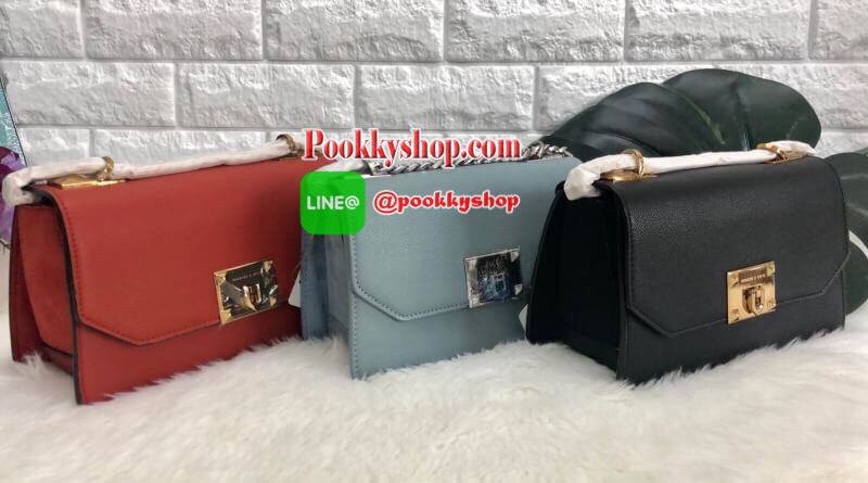 New in !!! CHARLES & KEITH CLASSIC FRONT FLAP CROSSBODY BAG ล็อตนี้อะไหล่แบบวินเทจ ใบจริงหรูมากค่ะ! กระเป๋าสะพายข้างหรือรวบสายเปลี่ยนแบบถือเก๋ๆ ก็ได้ค่ะ วัสดุหนังคาร์เวียร์ด้านตัดหนังกำมะหยี่ด้านข้างได้อย่างลงตัวสวยงาม เปิดปิดกระเป๋าแบบกดล็อคอะไหล่โลหะแบร