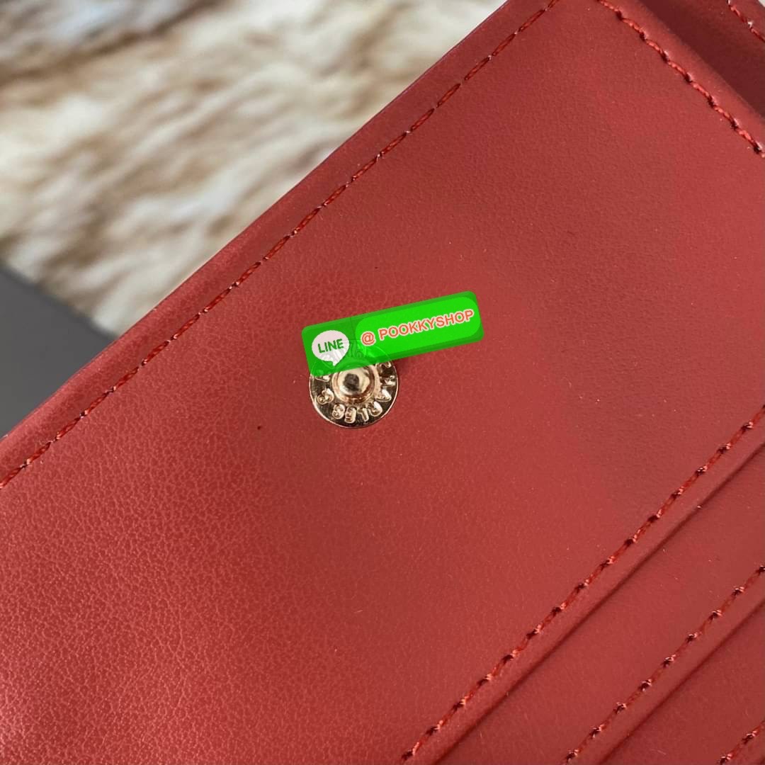 CHARLES & KEITH COMPACT WALLET กระเป๋าตังใบสั้นฟังก์ชันครบ!! ด้านหน้ามีโลโก้แบรนด์ มีช่องซิปใส่เหรียญ เปิดปิดแบบกระดุม ด้านในมีช่องใส่การ์ด 16 ช่อง มีช่องใส่ธนบัตรตามยาว ไม่ต้องพับแบงค์ค่า คุ้มมากๆเลยใบนี้