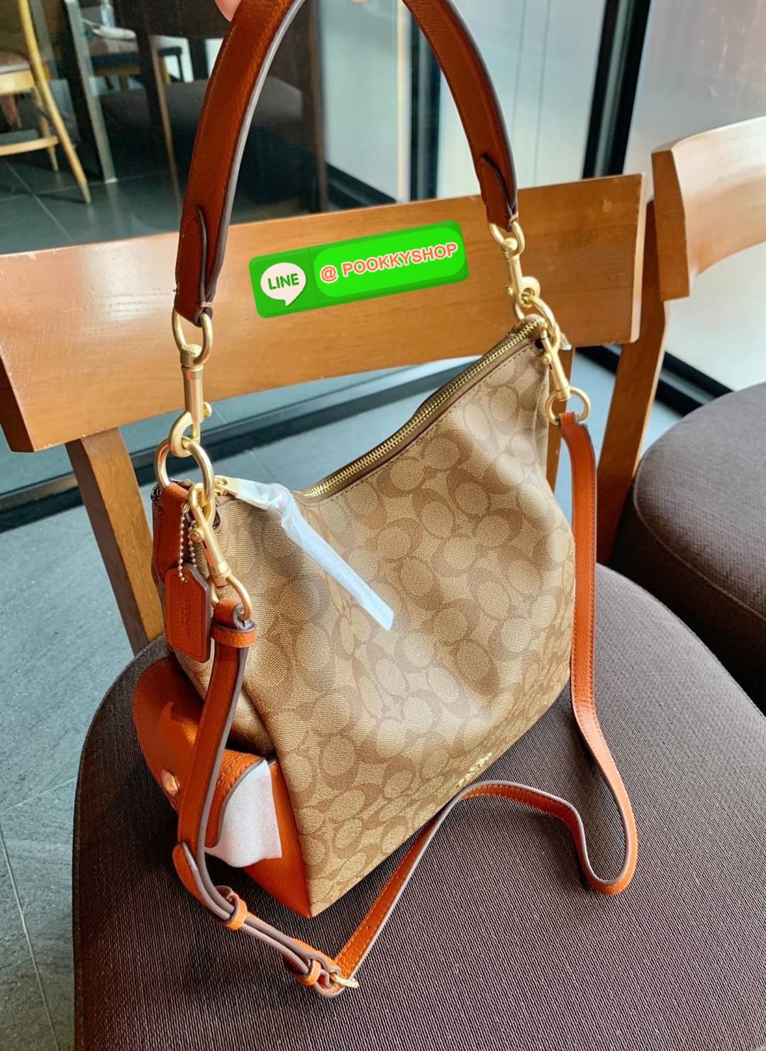 COACH PENNIE SHOULDER BAG ((C1523)) พร้อมส่ง! ✔️กระเป๋าหิ้ว//คล้องไหล่//สะพายข้างได้ สุดคุ้ม! ✔️ใบใหญ่ ทรงสวยใส่ของได้จุมาก หนังแท้ หนังนิ่ม สัมผัสแล้วหลงรักแน่นอนค่ะ ✔️ปากกระเป๋ากว้าง ล้วงหยิบของสะดวกมากๆ ภายในกระเป๋าโล่งกว้าง สัมภาร