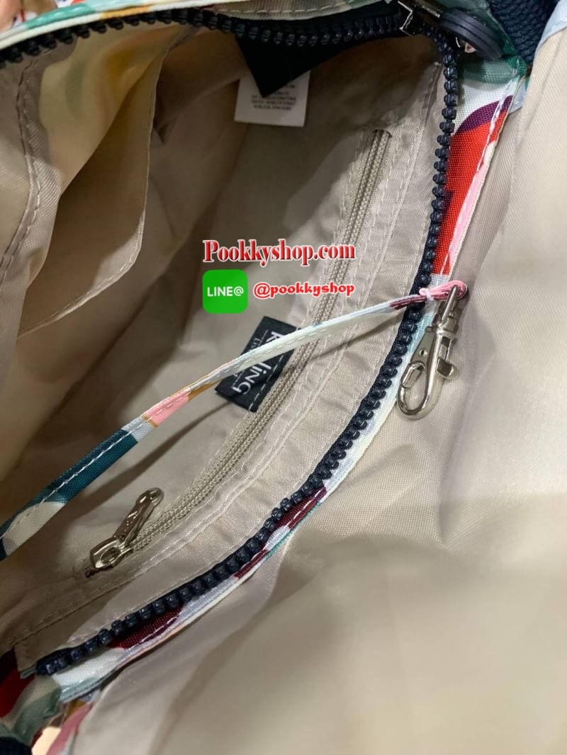 Kipling Sabian Shoulder Bag จาก Disney Frozen Series Collection วัสดุ Polyester ทรงครอสบอดี้ สไตล์สุดฮิตกับการใช้งานที่ง่าย หยิบจับของได้อย่างสะดวกสบาย เปิดปิดด้วยกระดุมแม่เหล็กและซิปด้านใน เพิ่อความปลอดภัย ลายผ้าบุด้านในดูมีดีเทล สายสะพายปรับได้ฟรีไซส์ ป