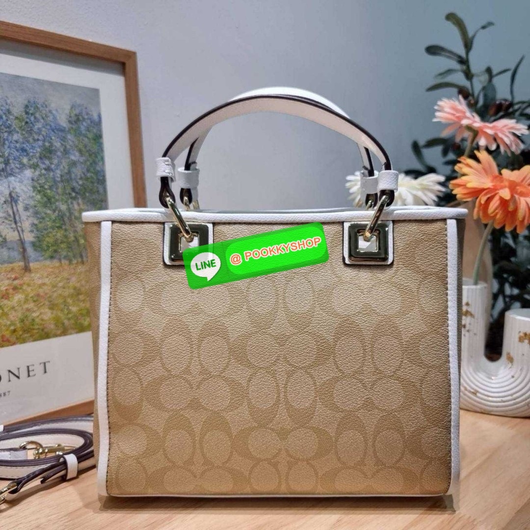 กระเป๋าถือ/สะพายรุ่นยอดนิยม ดีไซน์คงความคลาสสิค แฝงความหรูด้วยอะไหล่สีทอง หูจับในตัวสะดวกใช้งาน ปากกระเป๋ามีซิปปิดกันหล่นแน่นหนา ใต้กระเป๋ายังมีหมุดรองถนอมกระเป๋าอีกด้วย มีสายสะพายข้างให้ ถอดออกได้ ปรับได้ตามต้องการ ภายในโล่งกว้าง มีทั้งช่องซิปและช่องย่อย