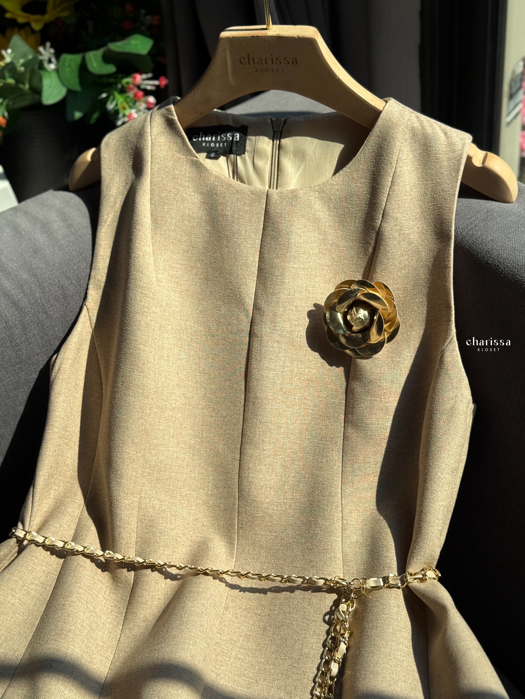 เดรสแฟชั่น แม็กซี่เดรสมาพร้อมเข็มขัดโซ่และดอกไม้